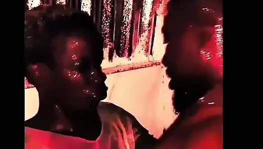 Siyah sarışın sexyrita banyoda ateşli romantik seks yapıyor