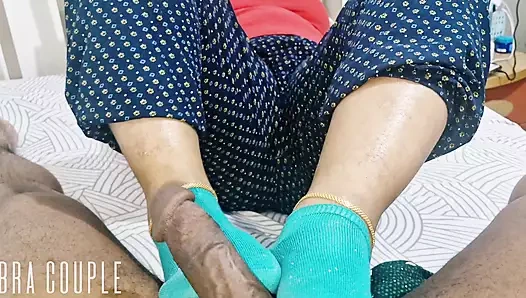 Üvey kız kardeş üvey erkek kardeşiyle ayakla muamele çekiyor