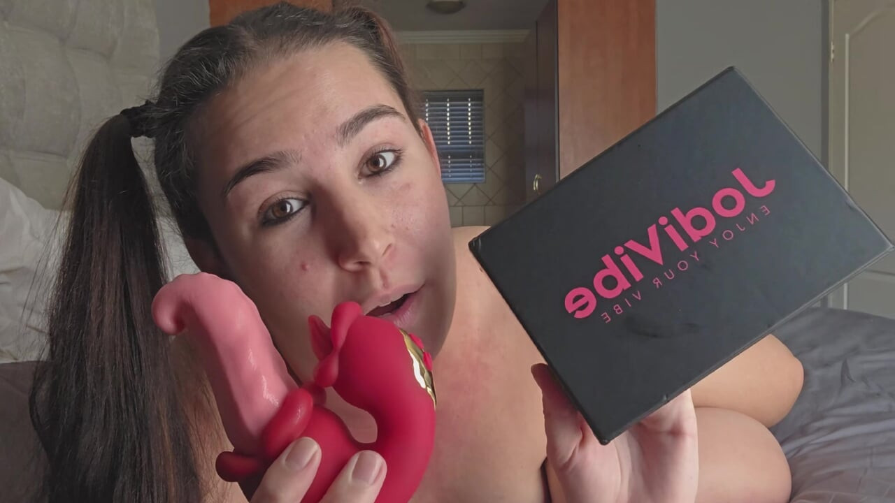 İri güzel kadın kutularını açıyor ve jodivibe medusa çift dilli klitoris ve g-spot vibratörle oynuyor