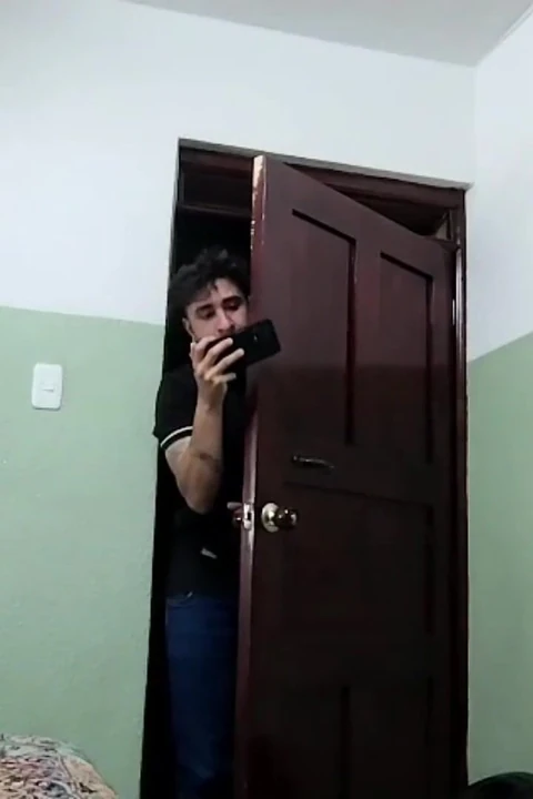 Arkadaşım duş alıyor