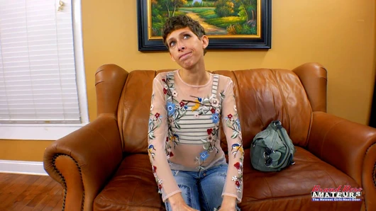 Sıska esmer birlik yarak emiyor ve amını parmaklatıyor ve sikiyor!