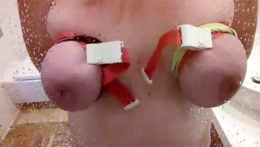 İstendiği gibi göğüslerimi ezmek