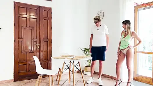 Avdan uzman ve yaramaz teyze, yeğeninin arkadaşının sapkınlığını ortaya çıkararak yırtıcıya dönüşür