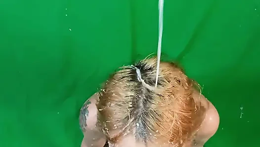 Güzel küçük orta yaşlı seksi kadının yüzüne büyük bir boşalma