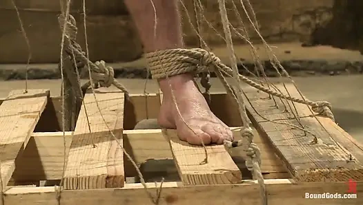 Rıhtım işçisi deri bir dominant tarafından sikiliyor