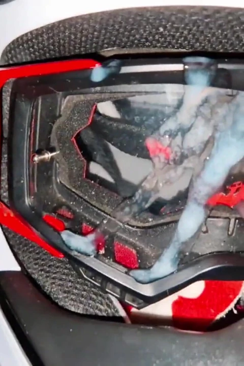 Çıplak motorcu mxhelmet'inde mastürbasyon yapıyor