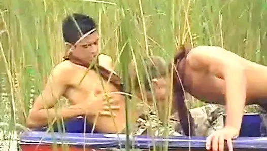 Sıcak çocuklar bir teknede kürek çekiyor ve emme