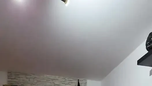 Orta yaşlı seksi kadın amcığını parmaklıyor ve fışkırtarak orgazm oluyor