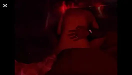 Gece geç saatlerde elektrik verici kırmızı ışık sikişiyor