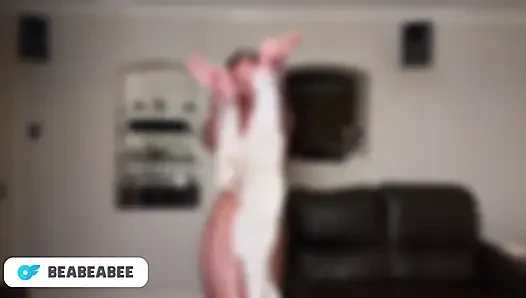 Minyon genç sarışınla seksi kostüm denemesi