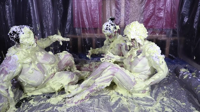 Cheyenne Hannah ve Skyler ile köpük eğlencesi