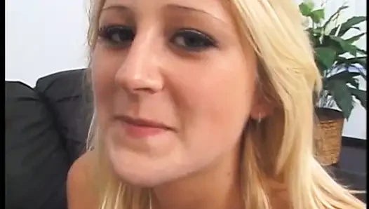 İki seksi sarışın döl içmeden önce götlerini sert siktiriyor ve dölleniyor
