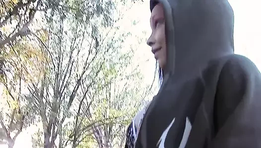 Ateşli zenci çift kanepede sikişiyor