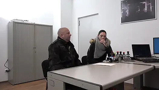 Dövmeli tenli ve küçük göğüslü Alman sürtük kız arkadaşım amından sikiliyor
