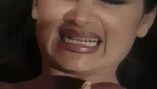 İki lezbiyen kız klasik gösteride dildo yalıyor