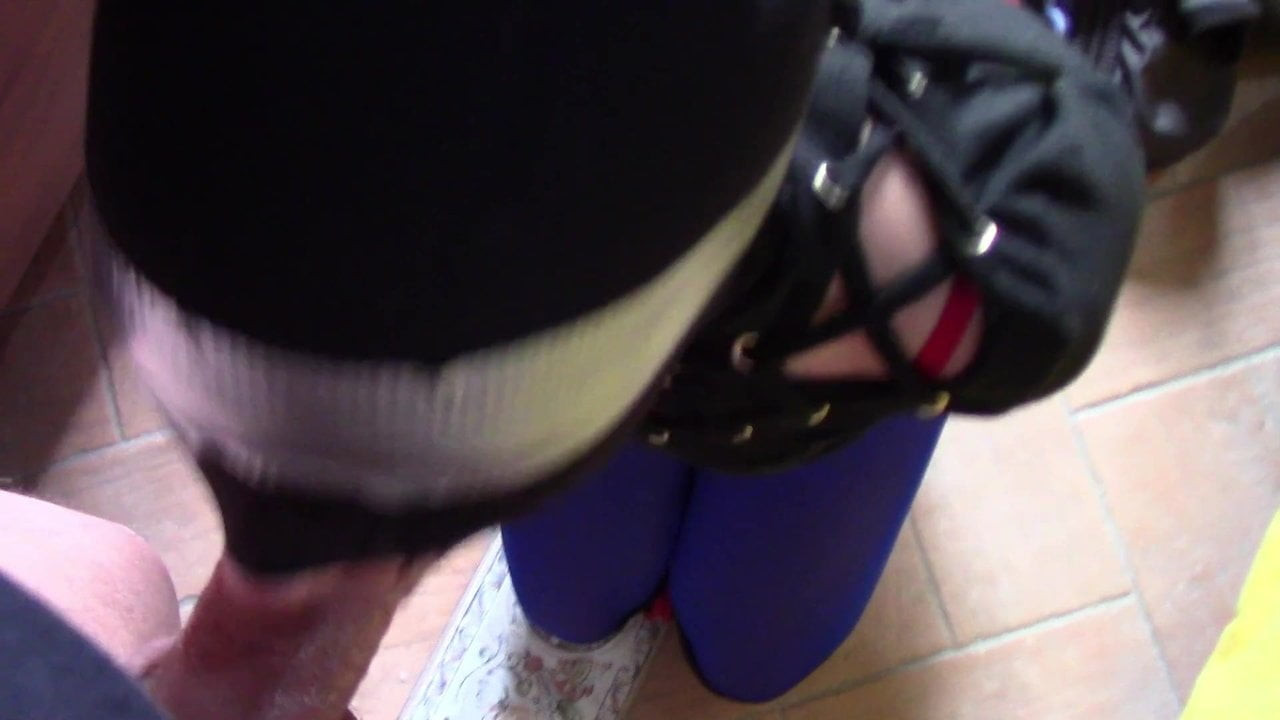Laura xxx dizlerinin üzerinde boğazlı. pov