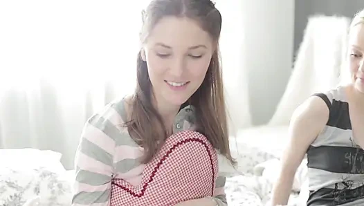 Moskovalı genç kız üçlü grup seks yapıyor