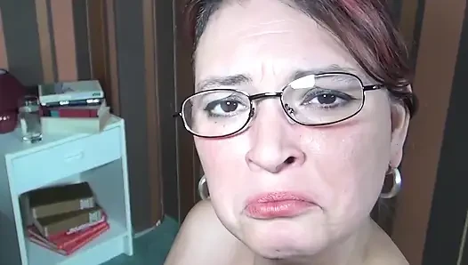 Azgın orta yaşlı seksi kadınlarla olgun üçlü seks yalıyor ve yarak okşuyor
