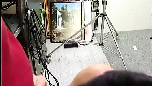 Ateşli orta yaşlı seksi kadın büyük bir yarak emiyor ve sonra sert bir sikiş için eğiliyor