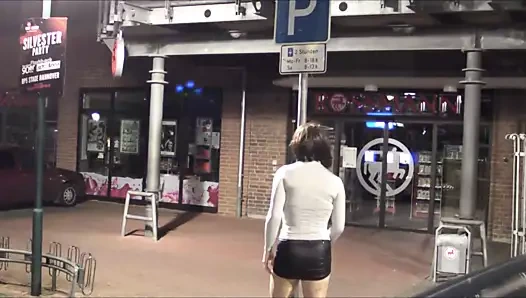 Crossdresser zeigt seinen langen Lolly