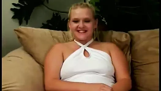 Genç sarışın dolgulu Samantha Foxxx domalarak sikilmekten hoşlanıyor