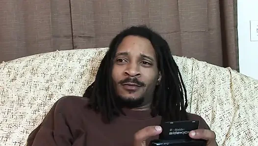 Büyük siyah vücutlu büyük göğüsler amcığındaki siyah yarağı seviyor