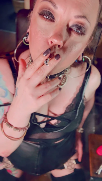 Dumanı sürükleyip aniden çekişleri seven kim? Çünkü bu goth senin için bunları yapmayı çok seviyor! Sigara İçen BBW | Klip 1