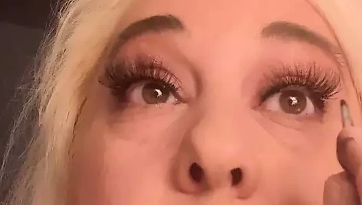 Sadece makyaj yapıyorum fotoğraf çekimi yapmaya hazırlanıyorum! Evet!