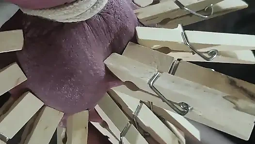 Хорошая девушка и яиц и члена пробует новые булавки в одежде