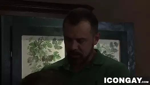 Yaşlı adam Max Sargent sarışın sikiş oyuncağı Doug Acre'i baştan çıkarıyor