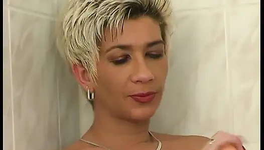 Tombul kızlar ateşli bir banyonın tadını çıkarıyor