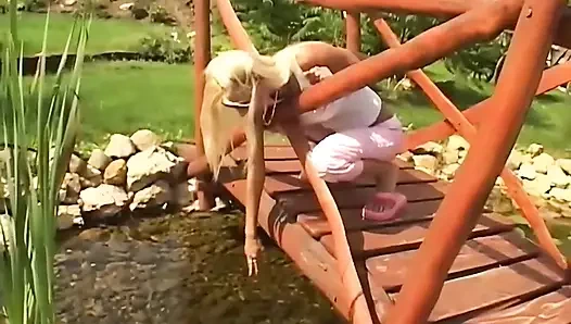 Sarışın porno yıldızı Nikky Blond sert çift seks yapıyor