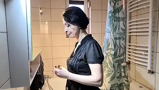 Kıllı amcık işiyor ve fışkırtıyor