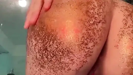 Parıltılı duşta harika gösteri.