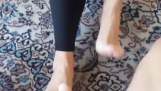 Selena'nın açık havada ayaklarına tapıyor