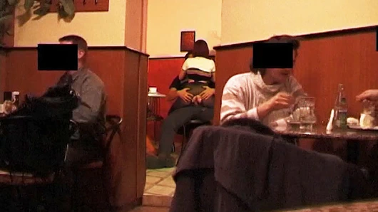 halka açık bir kafede kaba anal