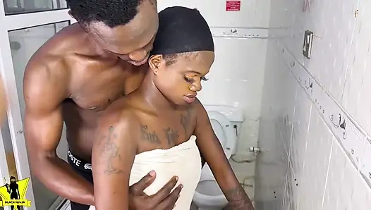 Ele Me Fodeu No Banheiro até Eu Gozar No Pau Gigante Dele Duas Vezes