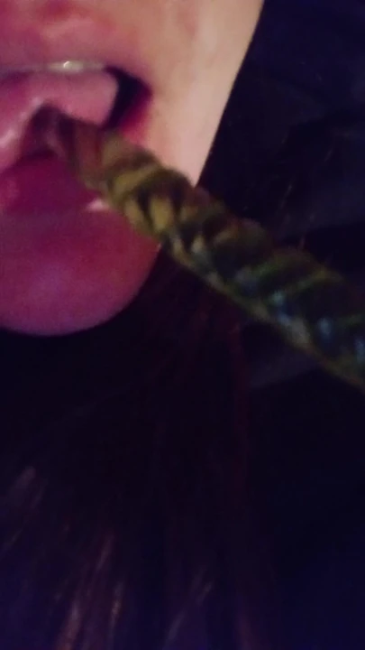 Сосание и самотрах киски маленьким стеклянным фаллоимитатором