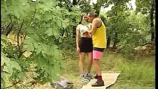 Die Arme er versucht alle Finger reinzuszecken dann muss sie noch ficken und blasen