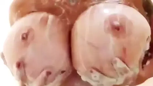 Brittany elizabeth sabunlama ona göğüsleri