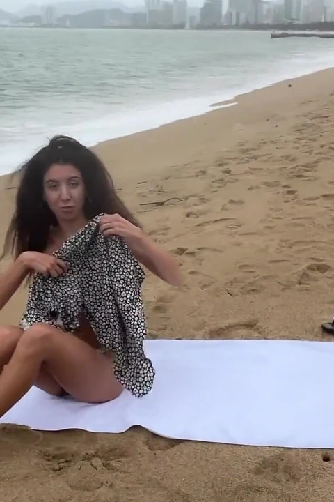 Bebeğim göğüslerine boşalabilir miyim? - Sahilde yarak teşhiri