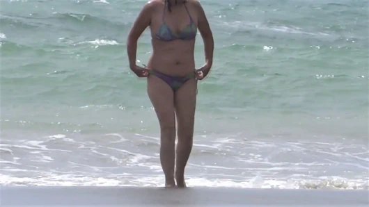 Mastürbasyon yaparken kıllı olgun plajda gösterileri