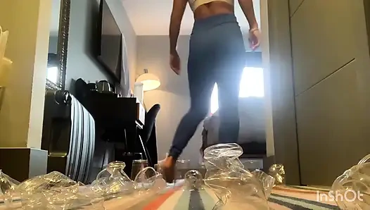 Dev kadın şehrin her yerinde osuruyor