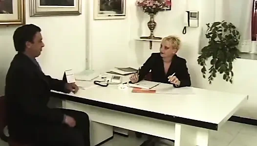 Azgın orta yaşlı seksi kadının iş görüşmesi ıslak anal sikişle bitiyor