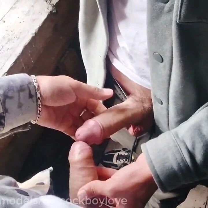 Büyük yaraklı bir taşralı bakire bir yabancının döl kaplı yarağının tadına bakıyor.