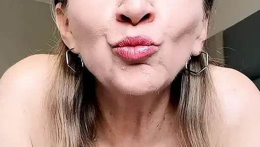 Üvey annenin yarağına ihtiyacı var ve seni baştan çıkarıyor. Bakış açısı rol yapma
