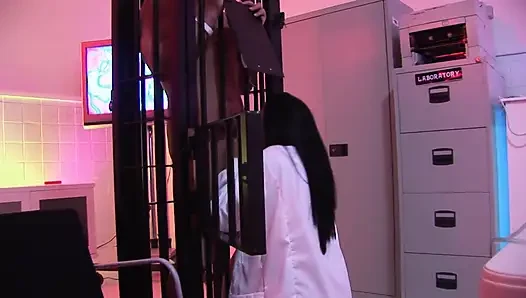 Hapishanedeki ateşli kızlar maceraya attırıyor ve mahkumlarla sikişiyor