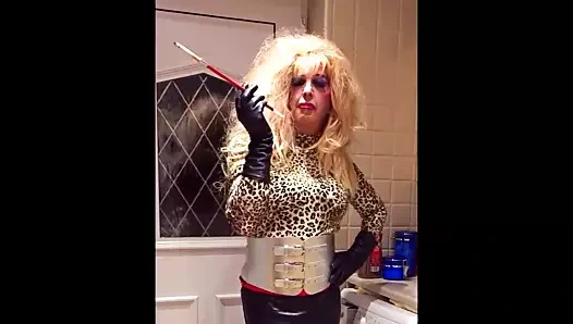 Leopard ve lateks sigara içme sürtük mandy