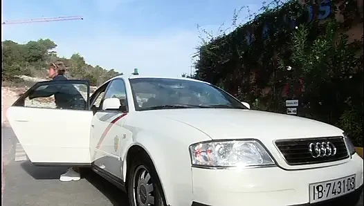 Sarışın hatun buharlı karşılaşmada taksi şoförünü baştan çıkarıyor