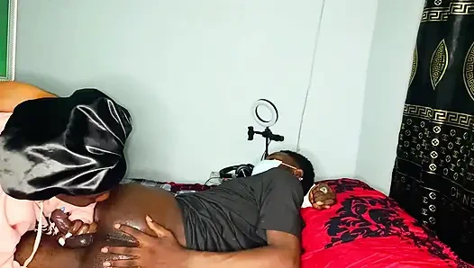 Yaramaz koca karısına götünü yediriyor